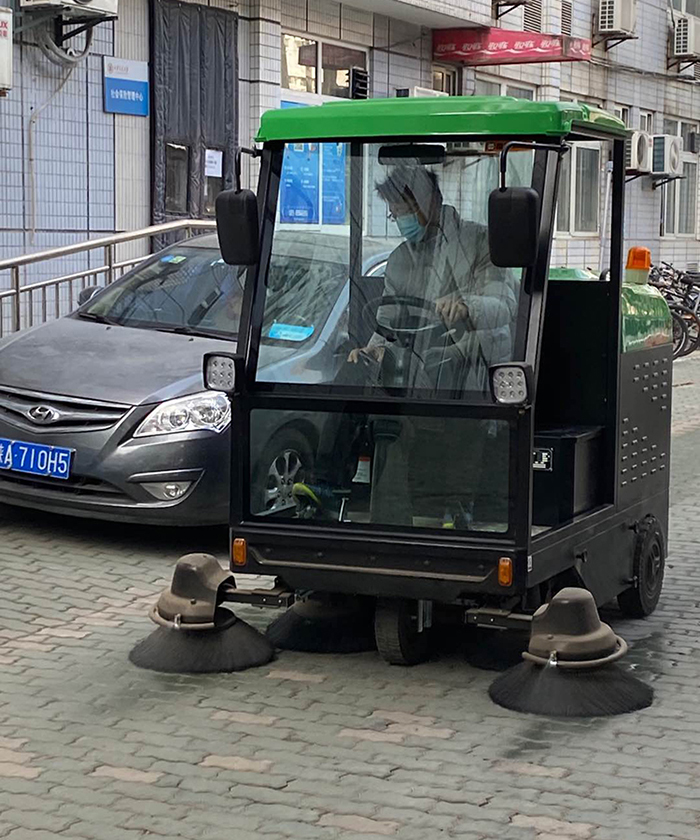駕駛式掃地車正在西交大清潔