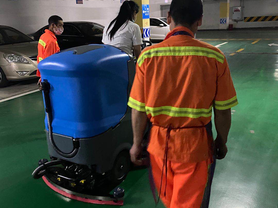 重慶麻豆强奸电影大全在萬達停車場清潔作業