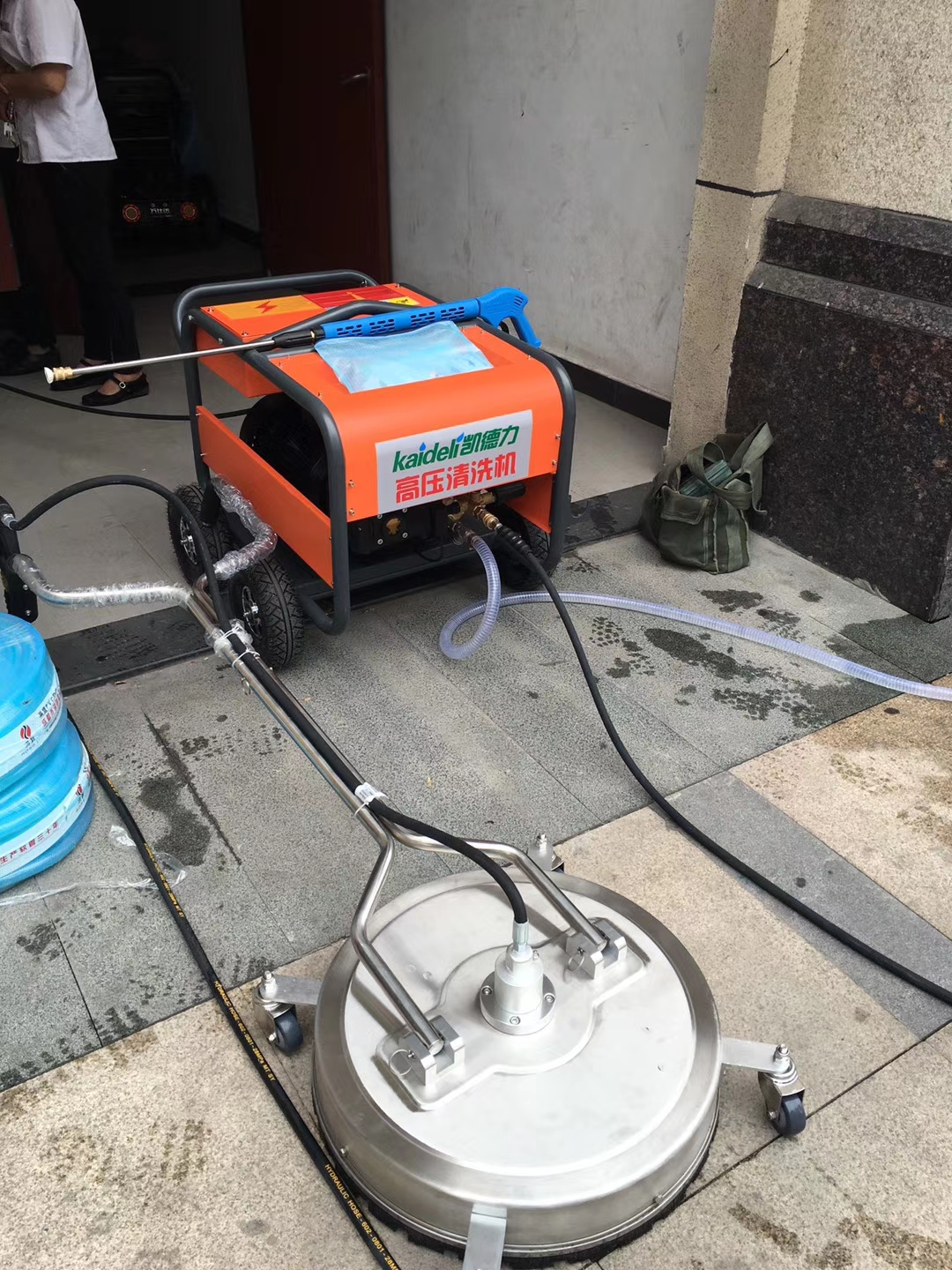 重慶小區物業采購高壓清洗機衝洗路麵、水池