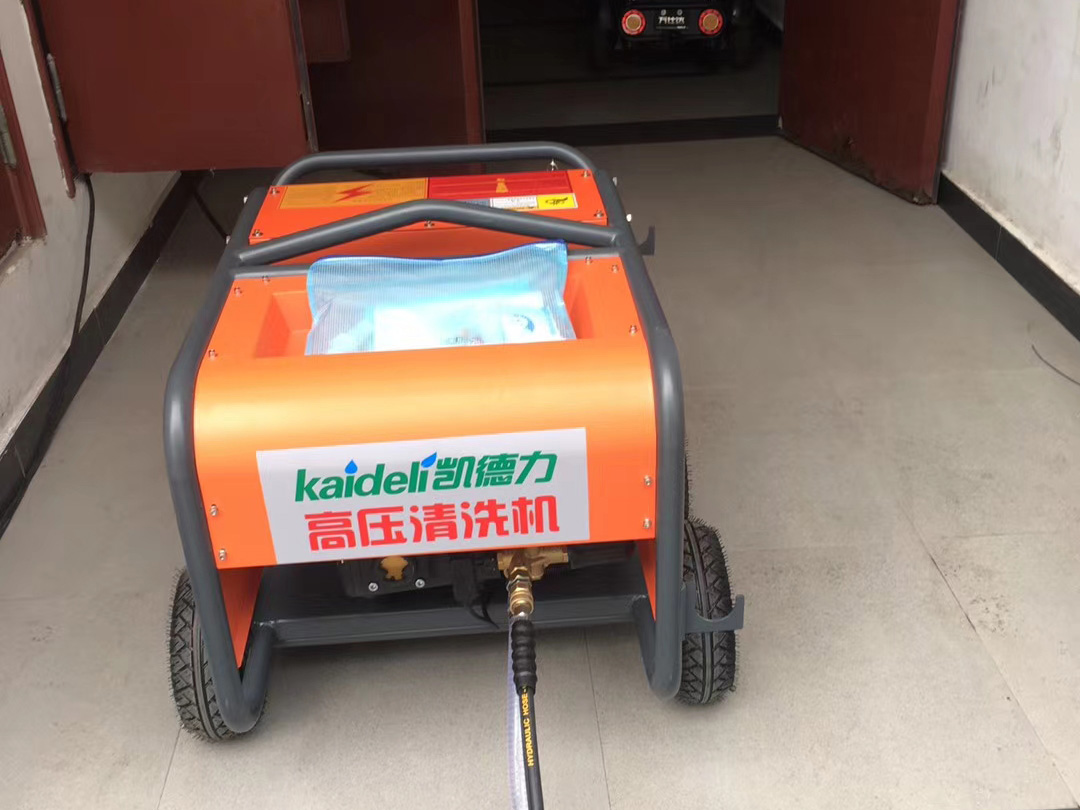 重慶小區物業采購高壓清洗機衝洗路麵、水池